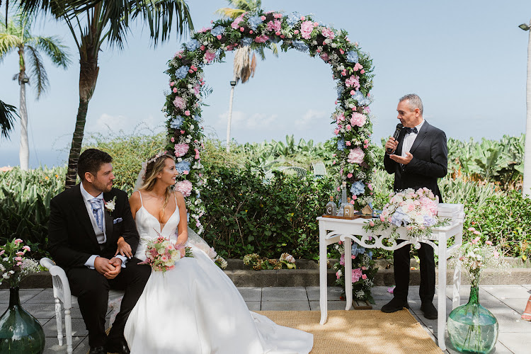 Negocio Oficiante De Bodas Y Maestro De Ceremonias.